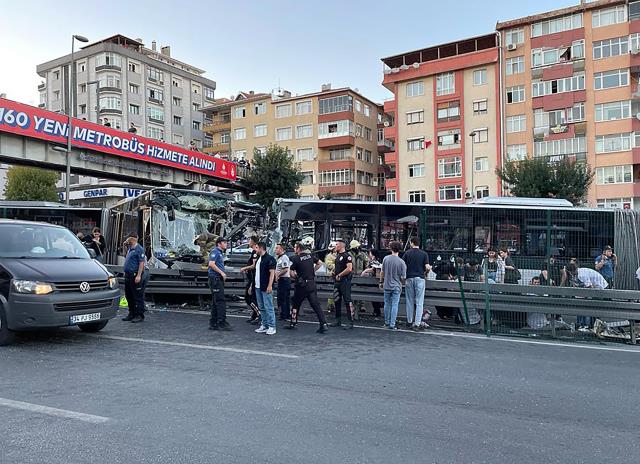 Avcılar'da iki metrobüsün kafa kafaya çarpıştığı kazadan gelen ilk görüntüler korkunç Avcılar'da iki metrobüsün kafa kafaya çarpıştığı kazadan gelen ilk görüntüler korkunç
