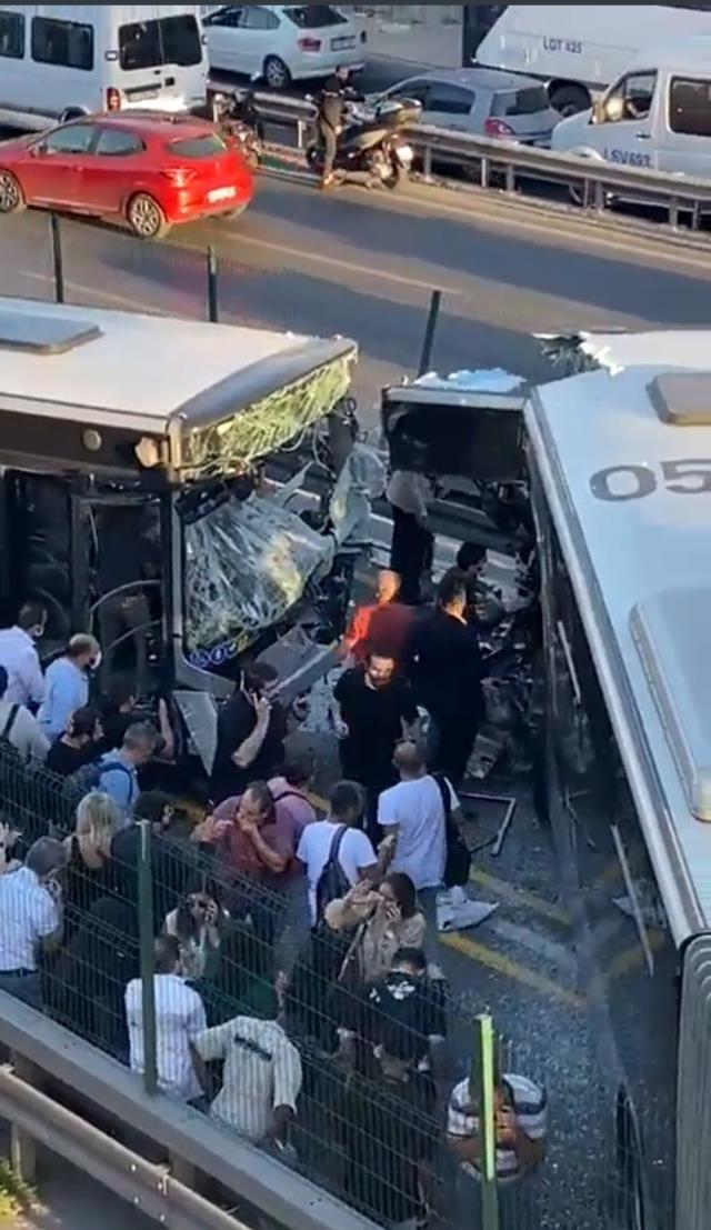 Avcılar'da iki metrobüsün kafa kafaya çarpıştığı kazadan gelen ilk görüntüler korkunç Avcılar'da iki metrobüsün kafa kafaya çarpıştığı kazadan gelen ilk görüntüler korkunç