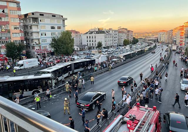 Avcılar'da iki metrobüsün kafa kafaya çarpıştığı kazadan gelen ilk görüntüler korkunç Avcılar'da iki metrobüsün kafa kafaya çarpıştığı kazadan gelen ilk görüntüler korkunç