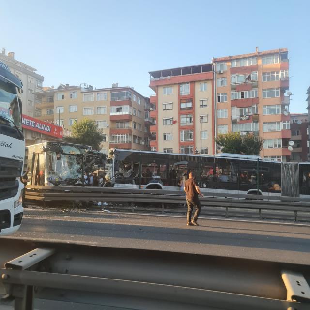 Avcılar'da iki metrobüsün kafa kafaya çarpıştığı kazadan gelen ilk görüntüler korkunç Avcılar'da iki metrobüsün kafa kafaya çarpıştığı kazadan gelen ilk görüntüler korkunç