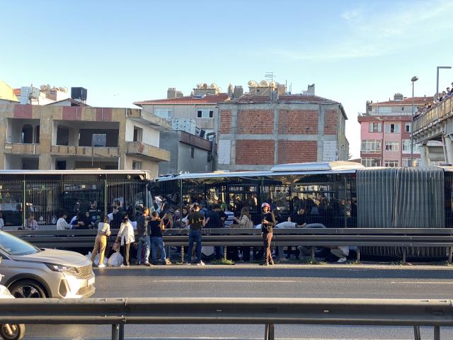 Avcılar'da iki metrobüsün kafa kafaya çarpıştığı kazadan gelen ilk görüntüler korkunç Avcılar'da iki metrobüsün kafa kafaya çarpıştığı kazadan gelen ilk görüntüler korkunç