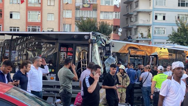 Avcılar'da iki metrobüsün kafa kafaya çarpıştığı kazadan gelen ilk görüntüler korkunç Avcılar'da iki metrobüsün kafa kafaya çarpıştığı kazadan gelen ilk görüntüler korkunç