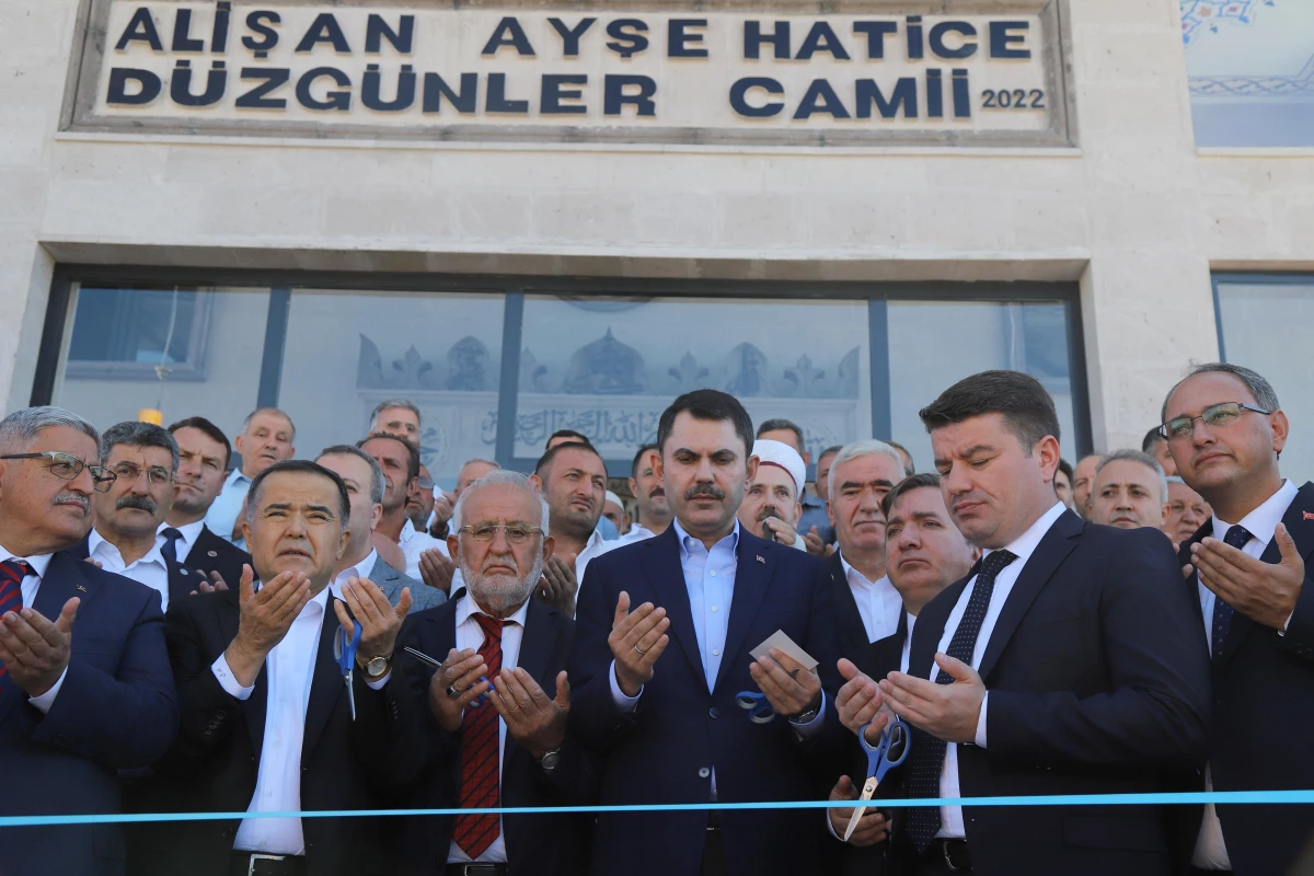 Bakan Kurum, Aksaray\'da cami açılışı yaptı, esnafı ziyaret etti