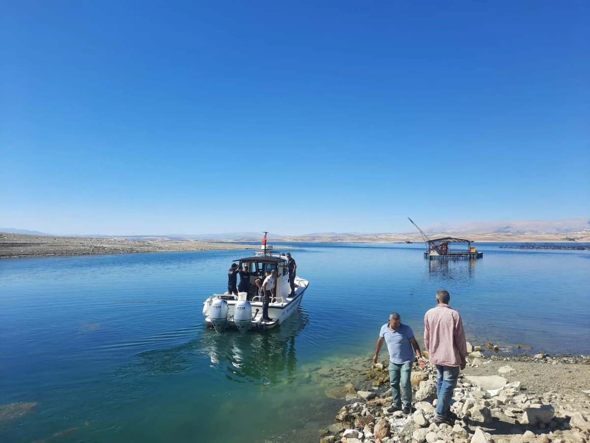 Elazığ\'da Keban Baraj Gölü\'nde balıkçı teknesi battı