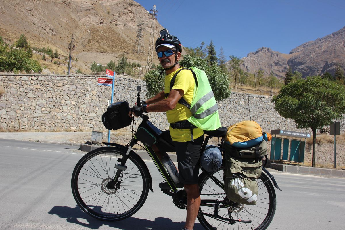 Emekli postacı Samsun\'dan Hakkari\'ye pedal çevirdi