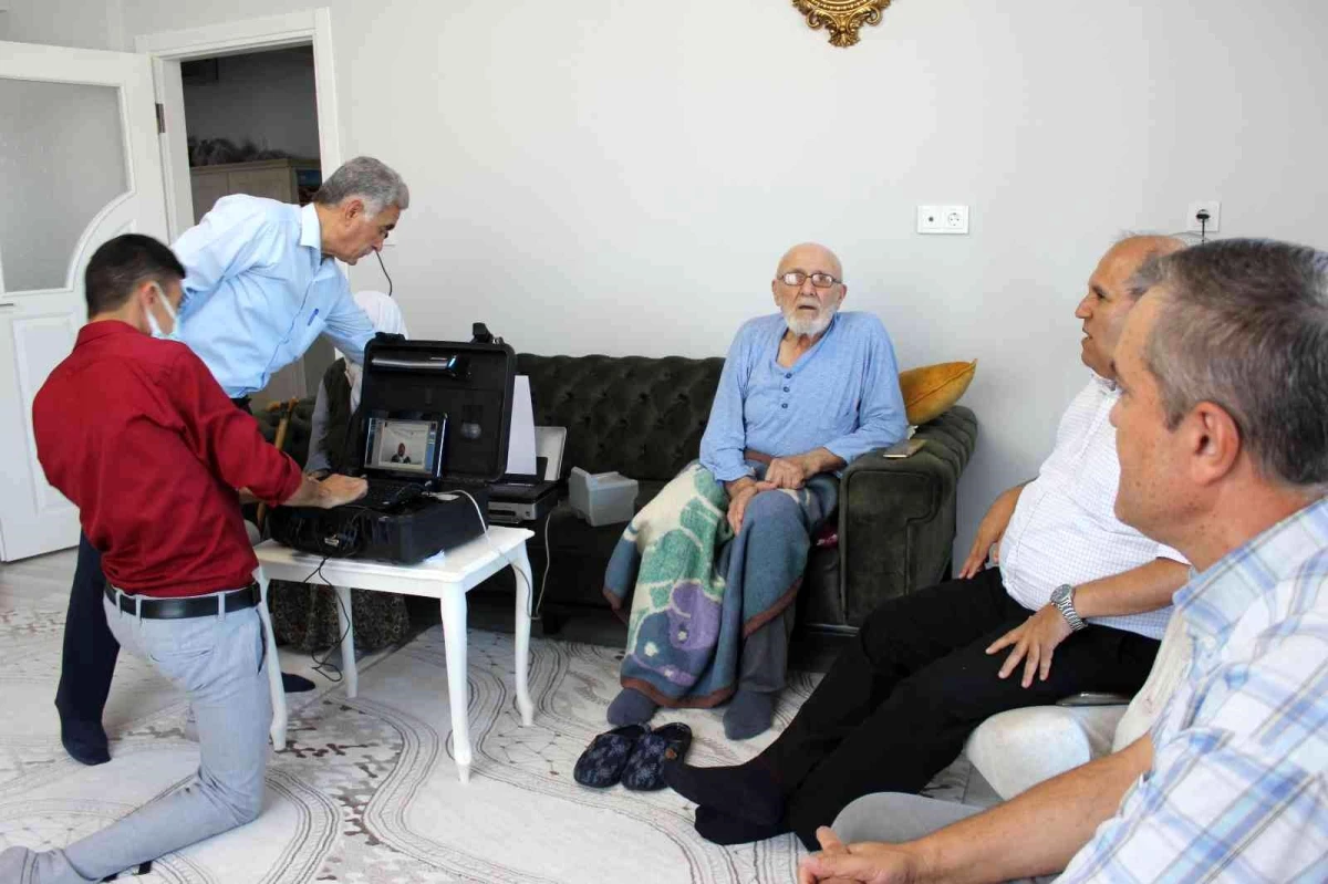 Osmaneli\'de hasta ve yaşlılara "evlerde kimlik hizmeti" devam ediyor