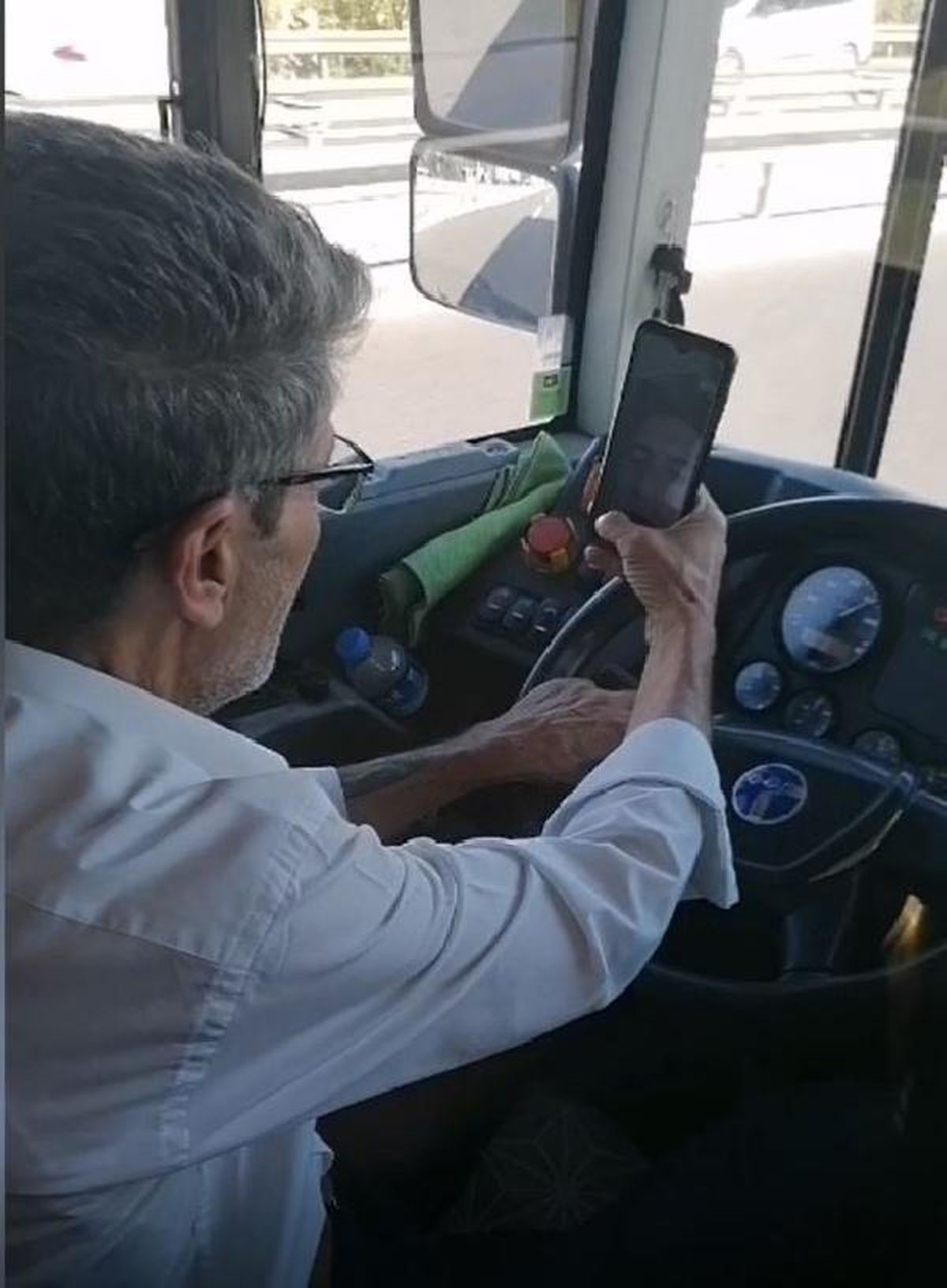 İETT şoförü direksiyon başındayken telefonda görüntülü konuştu