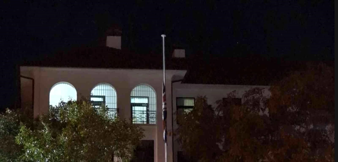 İngiltere Büyükelçiliğinde bayrak yarıya indirildi