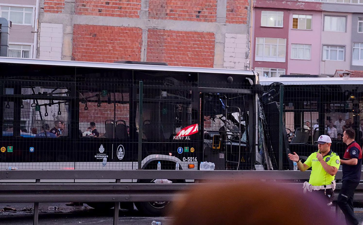 İstanbul Valisi Ali Yerlikaya, Avcılar\'da meydana gelen metrobüs kazasında 42 kişinin yaralandığını bildirdi.