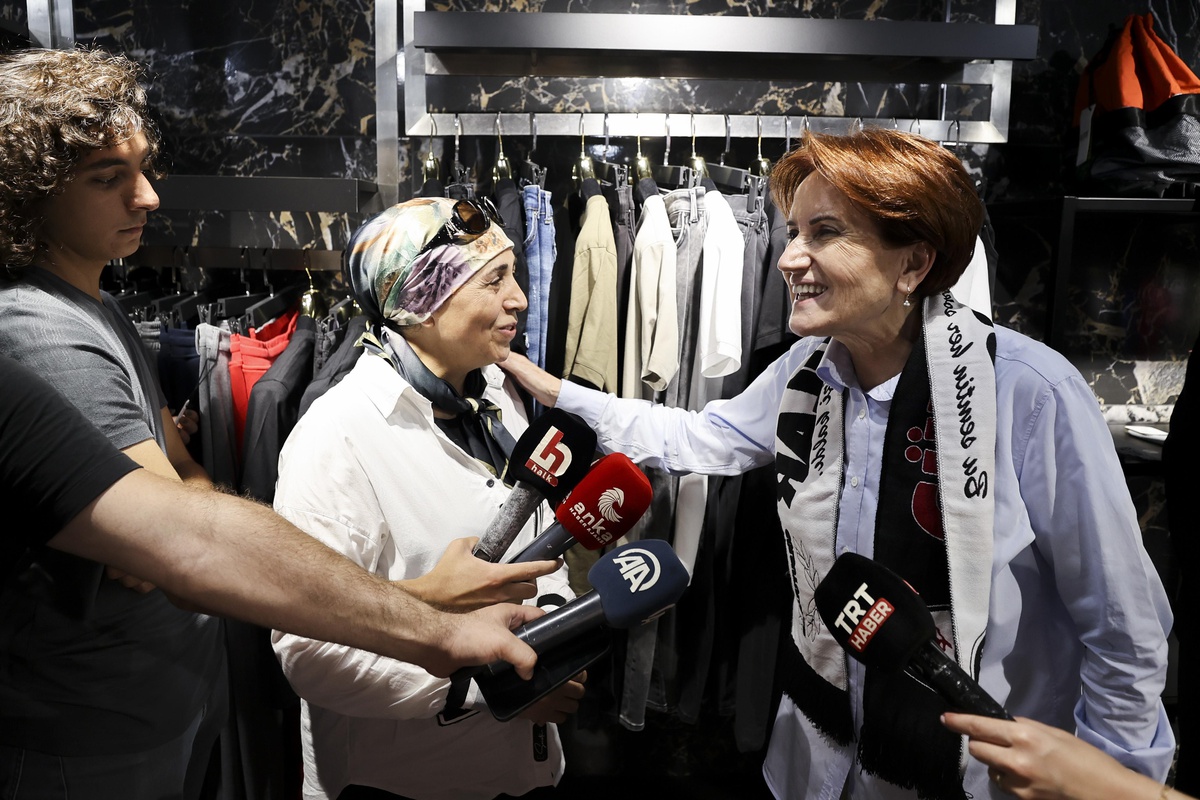 İYİ Parti Genel Başkanı Akşener, İstanbul\'da esnaf ziyaretinde bulundu
