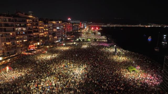 İzmir'de 100. yıl coşkusu! Kutlamadan gelen görüntüler büyüleyici