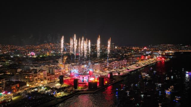 İzmir'de 100. yıl coşkusu! Kutlamadan gelen görüntüler büyüleyici