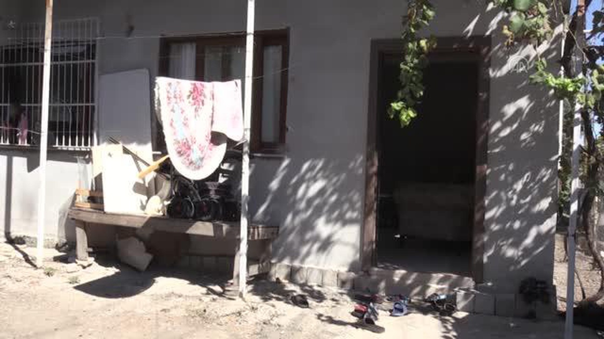 Adana\'da, kadını ve bebeğini darbeden zanlının evi ateşe verdiği öne sürüldü