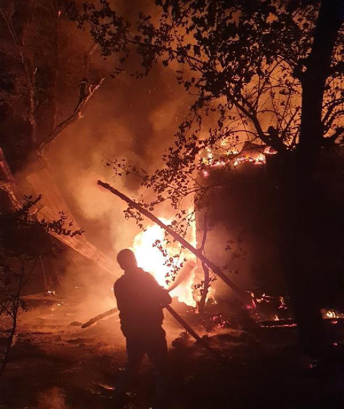 Köy evi yangında küle döndü