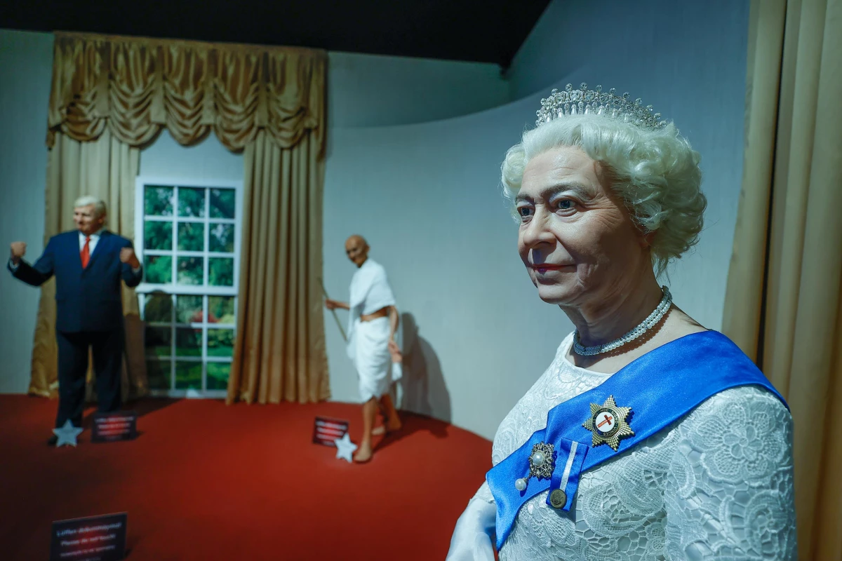 Kraliçe 2. Elizabeth\'in Antalya\'daki bal mumu heykeli çiçeklerle donatıldı