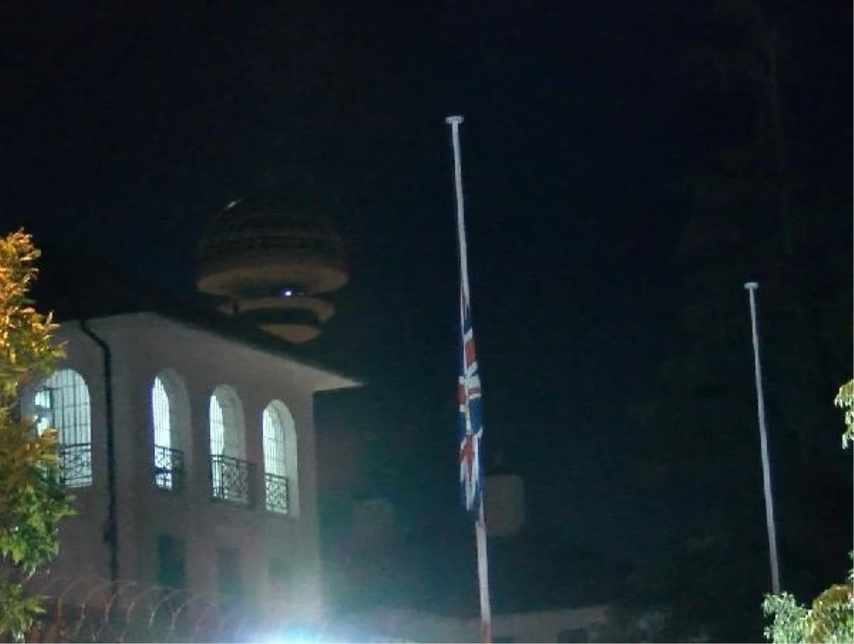 Kraliçe Elizabeth\'in vefatının ardından İngiltere Büyükelçiliği\'nde bayrak yarıya indirildi