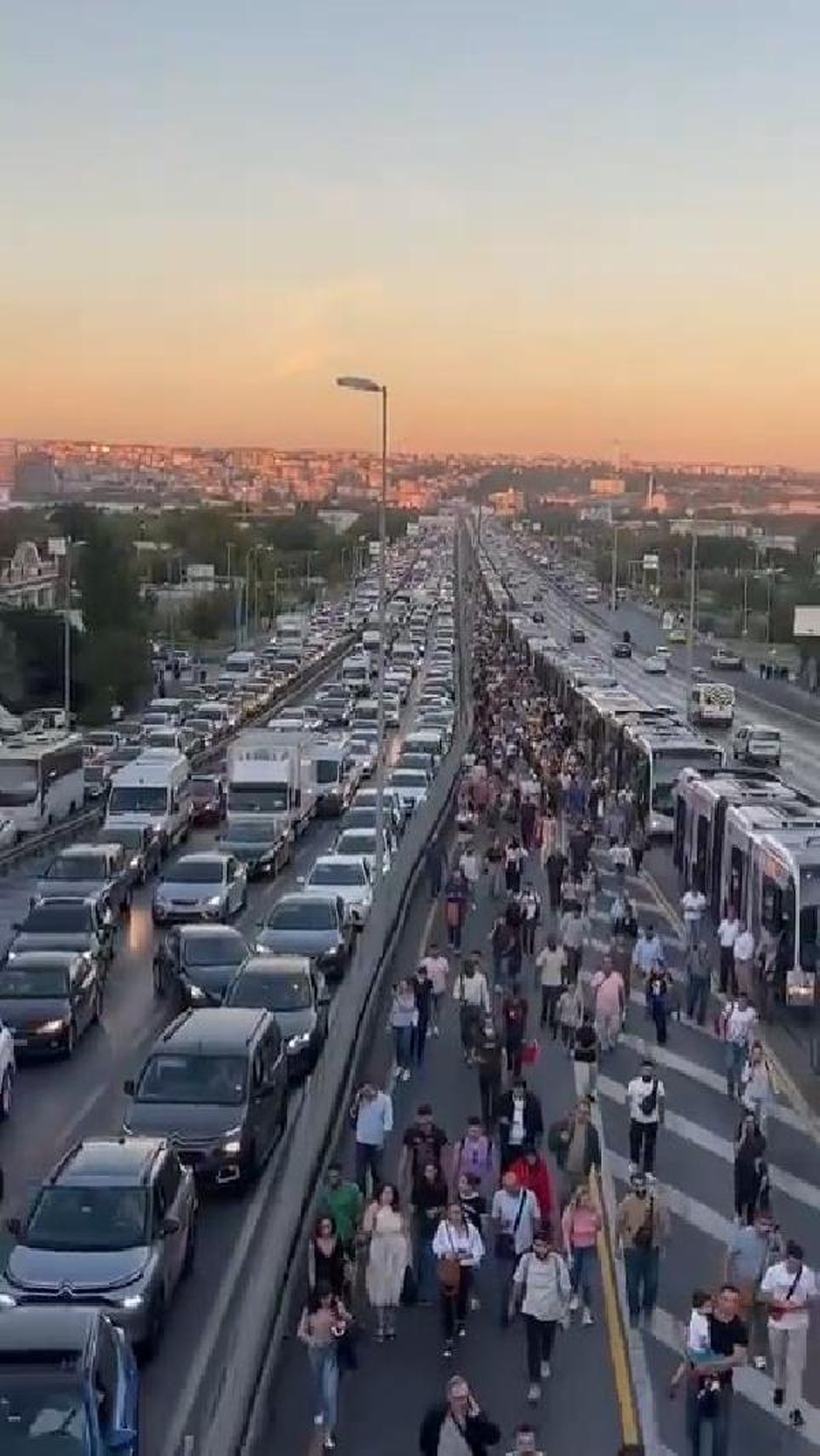 Son dakika haberleri | Metrobüs kazası nedeniyle yolcular duraklara yürüyerek ulaştı