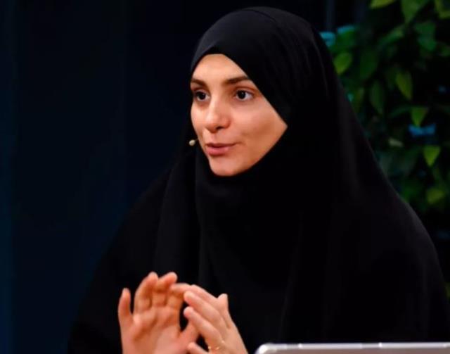 Popstar yarışmasıyla ünlenen Özlem, sahnesine gelen kadının tek sözüyle şarkıcılığı bırakıp tesettüre girdi
