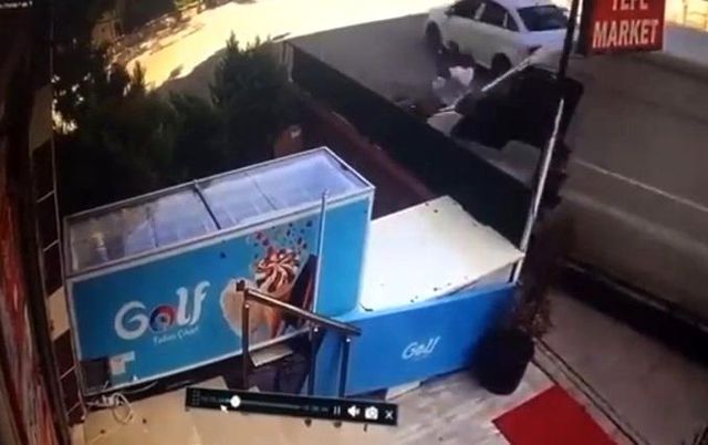 Sancaktepe'de taciz iddiası: Araçla ezip, sopalarla dövdüler Sancaktepe'de taciz iddiası: Araçla ezip, sopalarla dövdüler