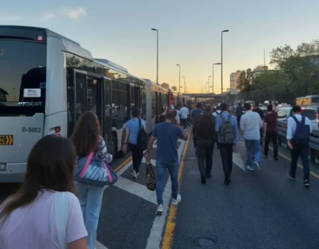 Son dakika! Avcılar'da iki metrobüs kafa kafaya çarpıştı: Çok sayıda yaralı var