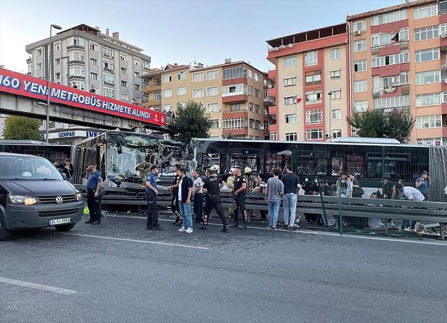 Son dakika! Avcılar'da iki metrobüs kafa kafaya çarpıştı: Çok sayıda yaralı var