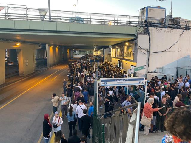 Son dakika haberleri! Metrobüs kazası nedeniyle yolcular yürüyerek durağa ulaştı Son dakika haberleri! Metrobüs kazası nedeniyle yolcular yürüyerek durağa ulaştı