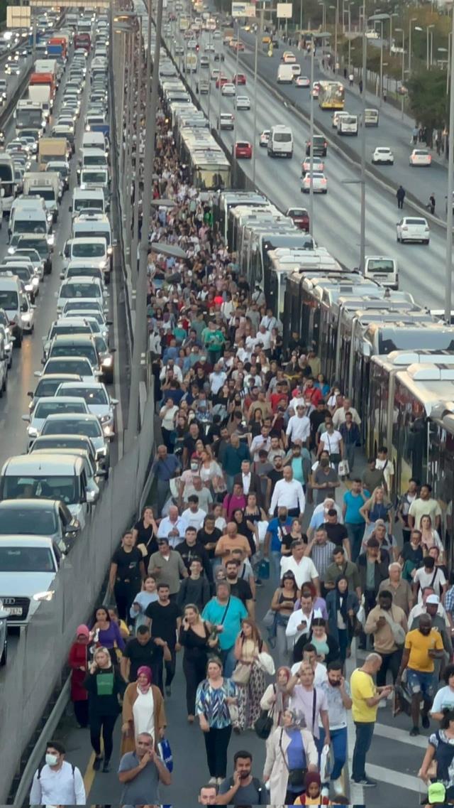 Son dakika haberleri! Metrobüs kazası nedeniyle yolcular yürüyerek durağa ulaştı Son dakika haberleri! Metrobüs kazası nedeniyle yolcular yürüyerek durağa ulaştı