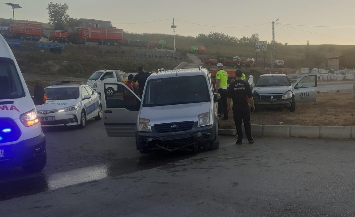 Tokat\'ta hafif ticari araçla otomobilin çarpışması sonucu 3 kişi yaralandı
