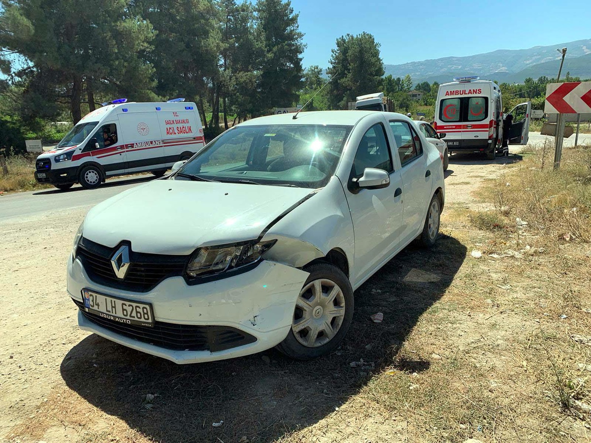 Tokat\'ta iki otomobilin çarpıştığı kazada 3 kişi yaralandı