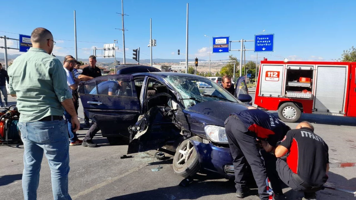 Tokat\'ta otomobil ile minibüsün çarpıştığı kazada 3 kişi yaralandı
