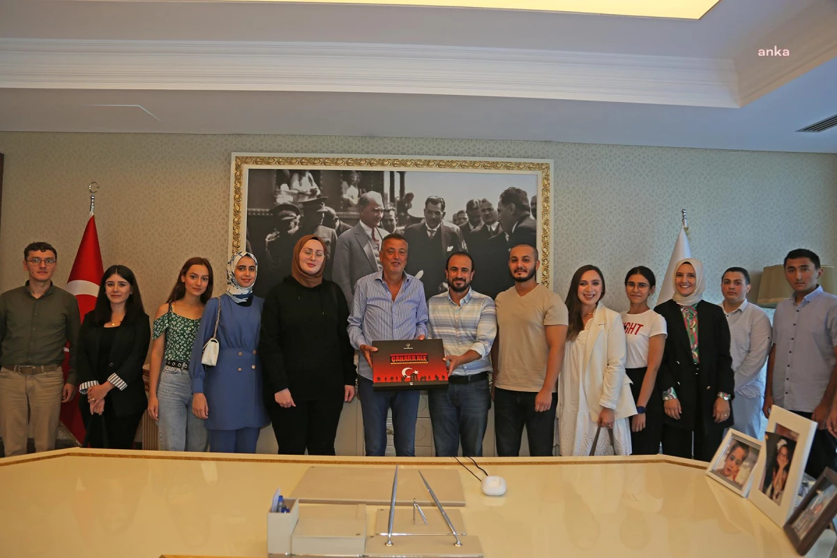 Üniversiteyi Kazanan Öğrencilerden Ataşehir Belediye Başkanı İlgezdi\'ye Teşekkür Ziyareti