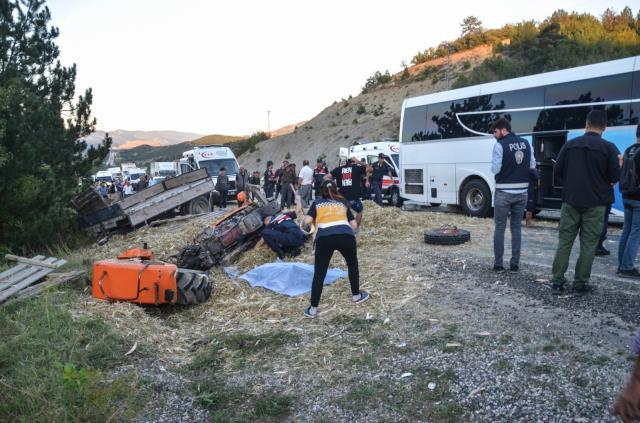 Yolcu otobüsü ile traktör çarpıştı: 1 ölü, 10 yaralı