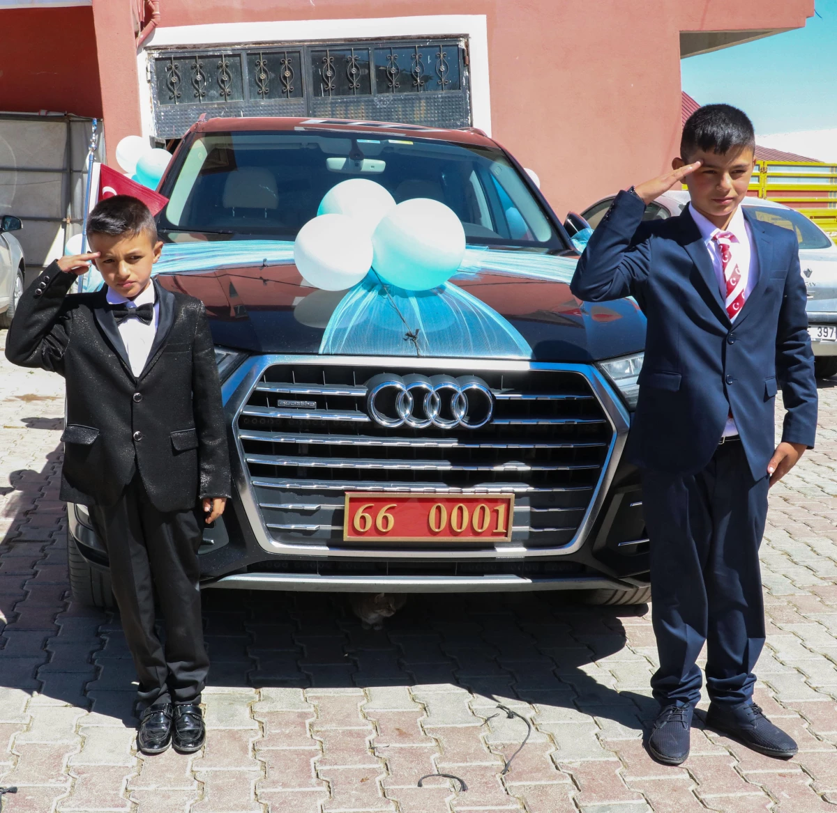 Yozgat Valisi Polat\'ın makam otomobili şehit çocuklarının sünnet aracı oldu