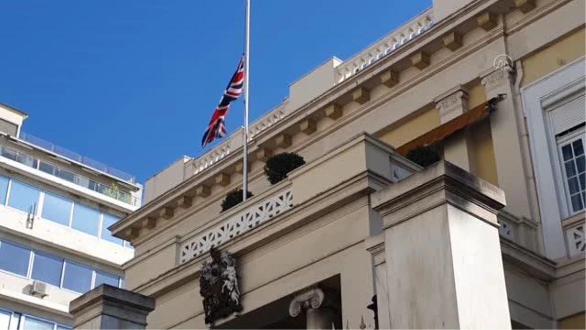 Yunanistan\'da İngiltere Büyükelçiliğine kraliçe için çiçek bırakıldı