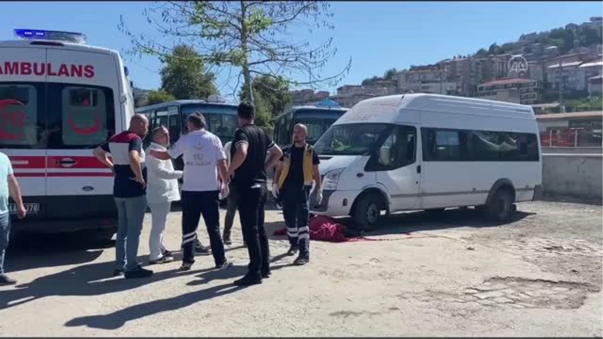 Zonguldak\'ta gölgesine oturduğu minibüsün altında kalan yaşlı adam öldü