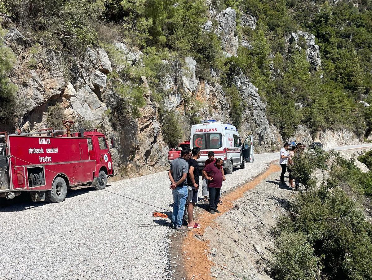Antalya\'da uçuruma yuvarlanan otomobildeki 2 kişi yaralandı