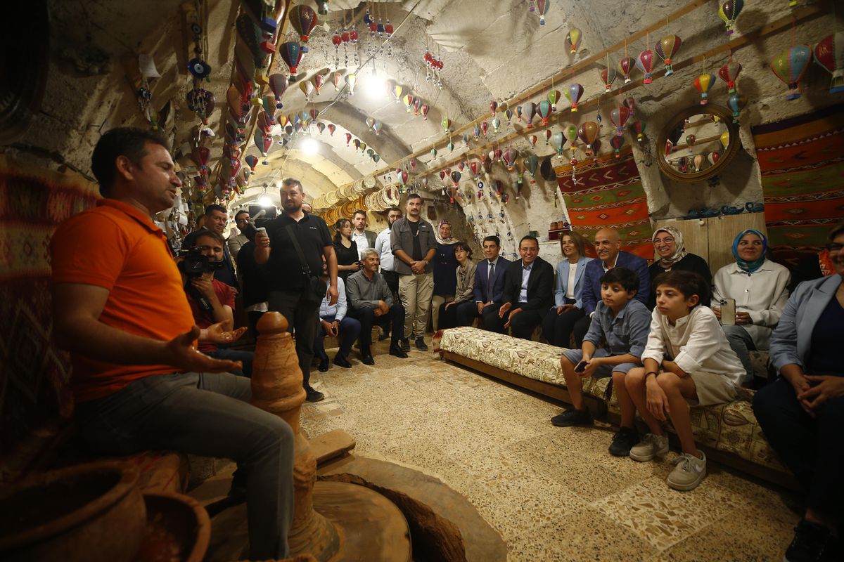 Bakan Kirişci, Nevşehir\'de bir atölyede çanak yapımını deneyimledi