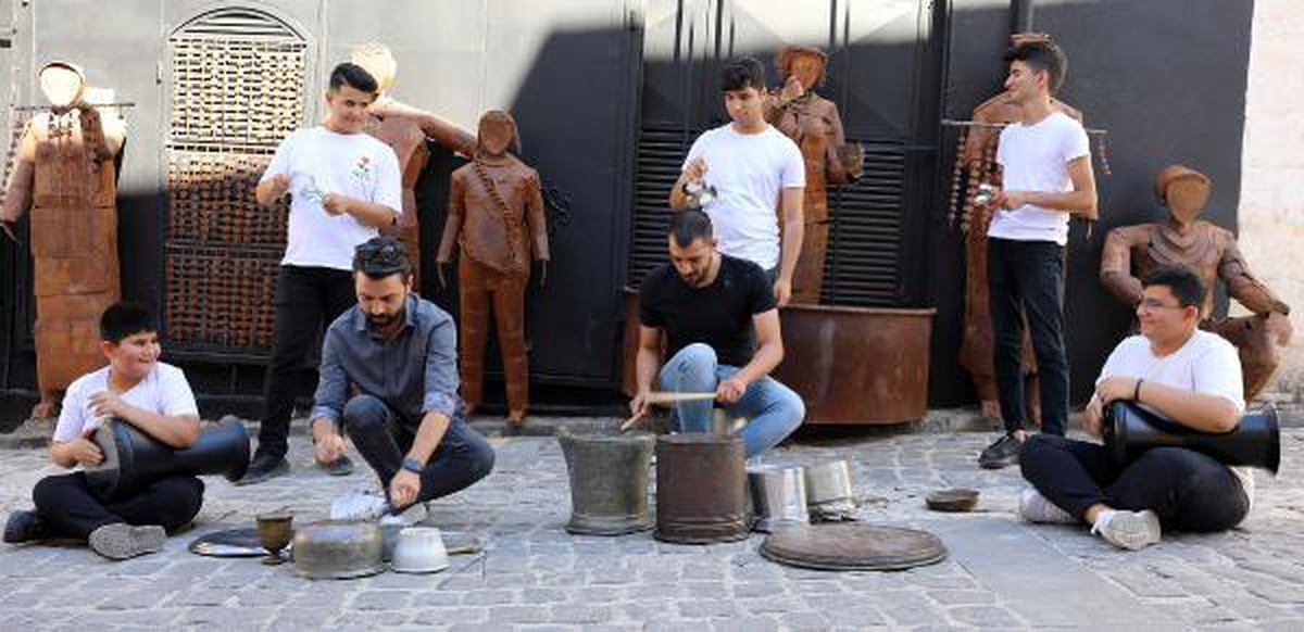 Bakır mutfak gereçlerinden ritim orkestrası kurdular