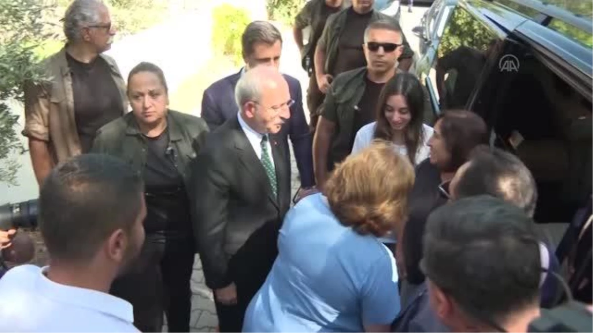 CHP Genel Başkanı Kılıçdaroğlu, İzmir\'de Kuddusi Okkır\'ın eşini ziyaret etti