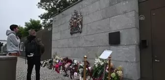 İngiltere'nin Varşova Büyükelçiliği'ne gelen vatandaşlar Kraliçe 2. Elizabeth anısına çiçek bırakıyor