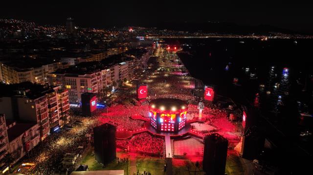 İzmir'de 2 milyon insanı coşturan Tarkan, dünya tarihine geçti