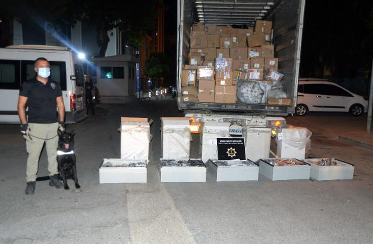 Kargo paketlerinden 56 kilo esrar çıktı