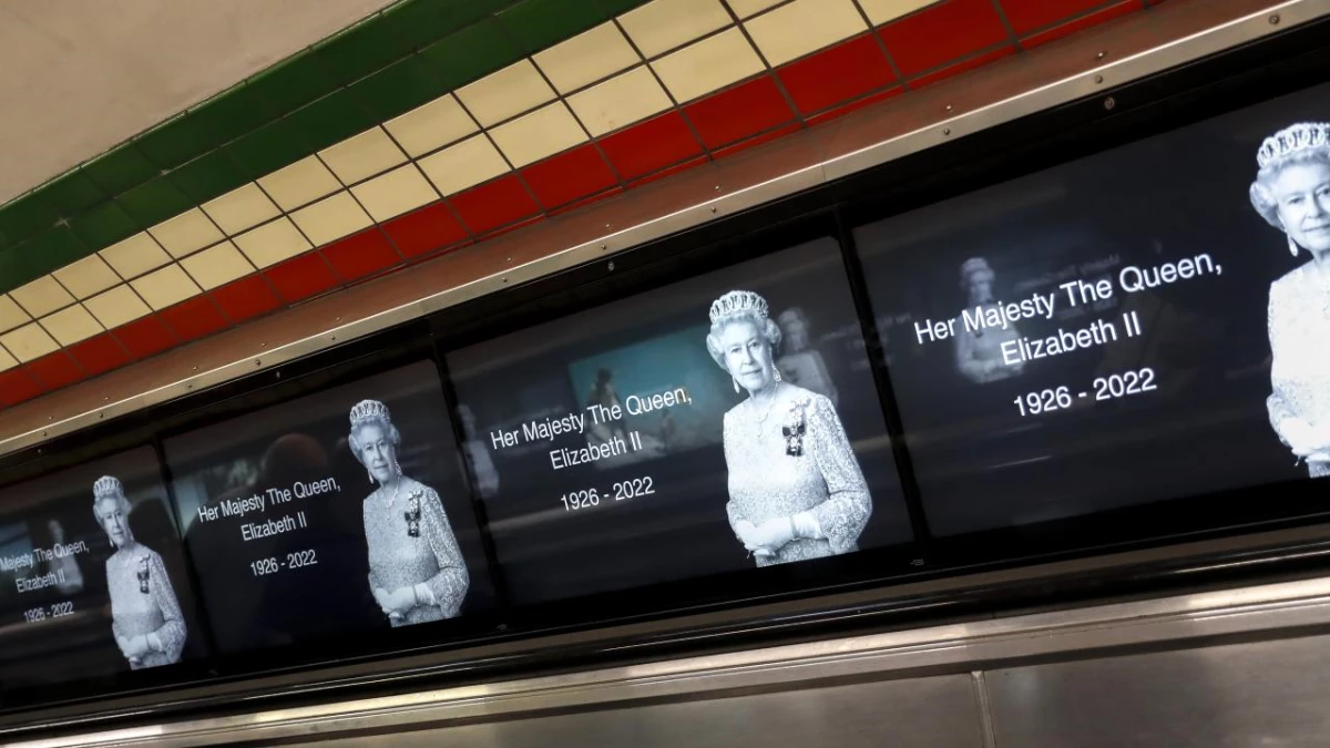 Londra\'daki Metro İstasyonlarında Iı. Elizabeth\'in Resimleri Sergileniyor
