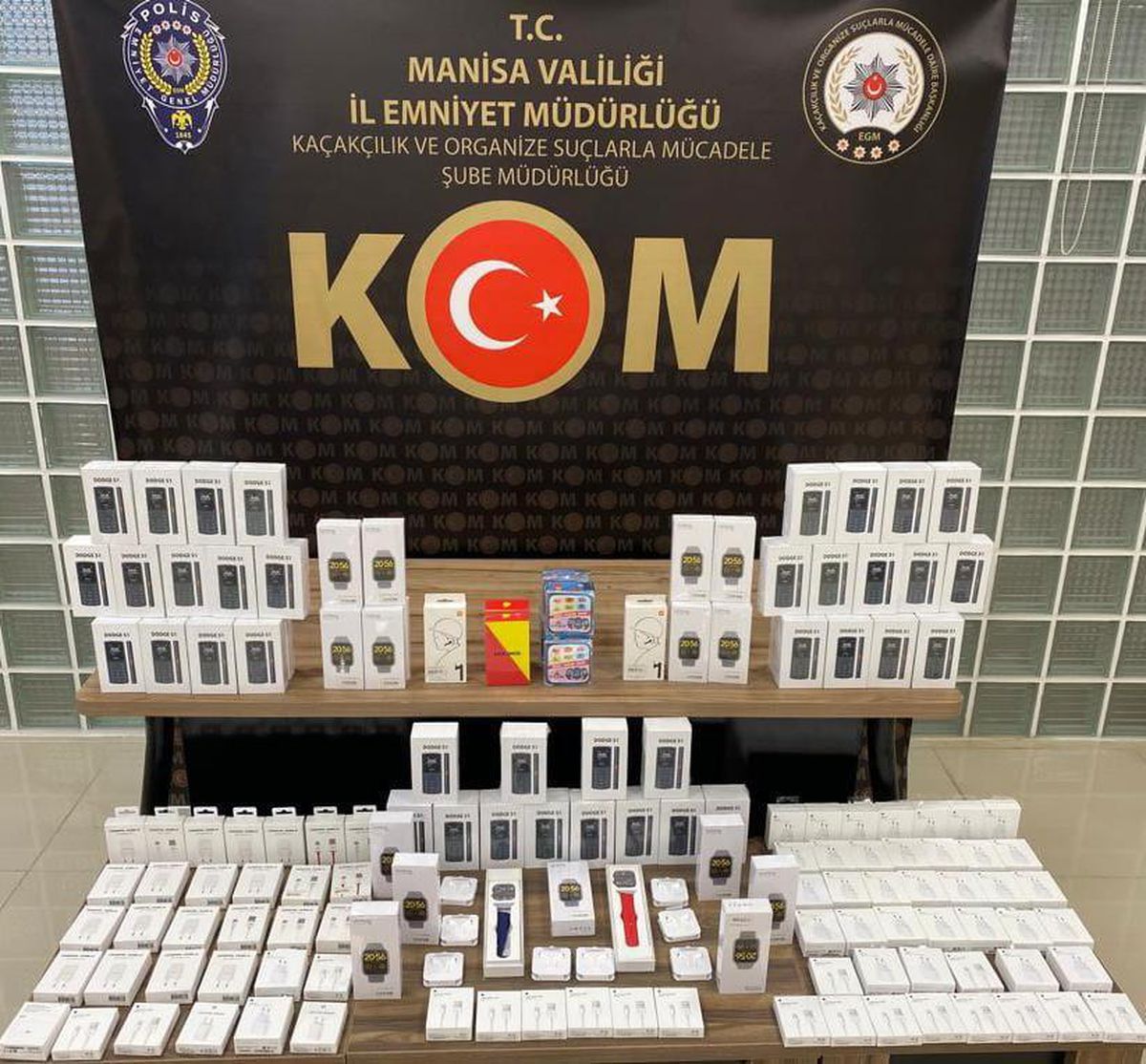 Manisa\'da iş yerinde gümrük kaçağı telefonlar ele geçirilen kişi gözaltına alındı