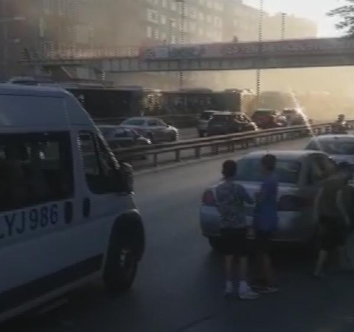 Metrobüs kazasından saniyeler sonrası : Toz bulutu ve dumanlar yükseldi