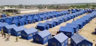 Pakistan'da sel mağduru çocuklar derme çatma okullarda eğitim görüyor