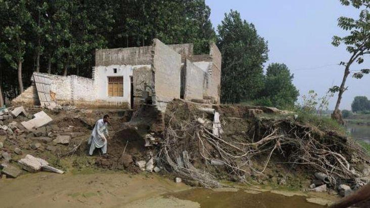 Pakistan\'ın Sindh eyaletinde hayatı kabusa dönüştüren sel felaketi sonucu okulların yüzde 40\'ı yıkıldı