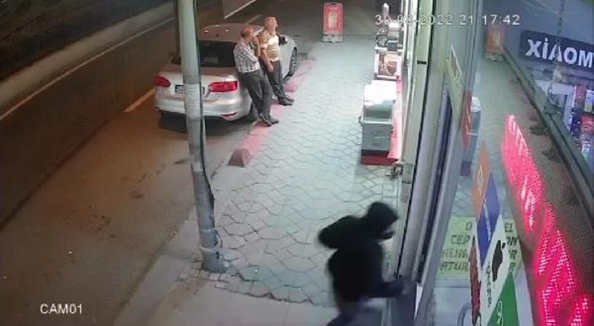 Sultangazi\'de iade etmek istediği telefonu almayan iş yeri sahibini vurdu