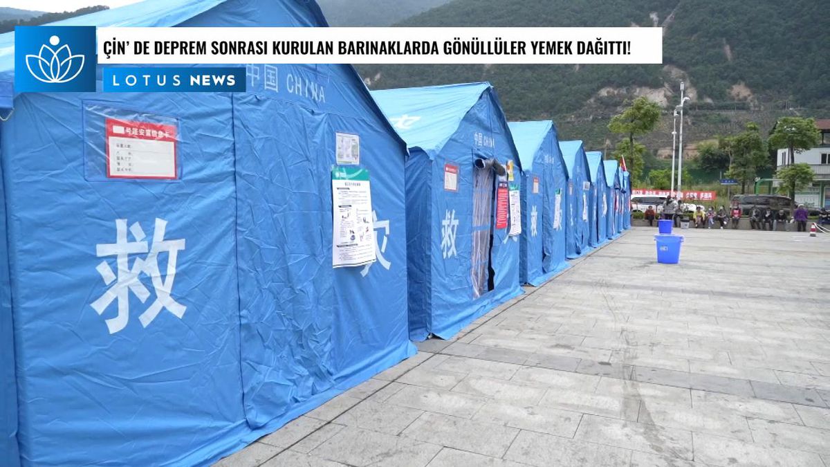Video: Çin\'deki Deprem Sonrasında Kurulan Barınaklarda Gönüllüler Yemek Dağıttı