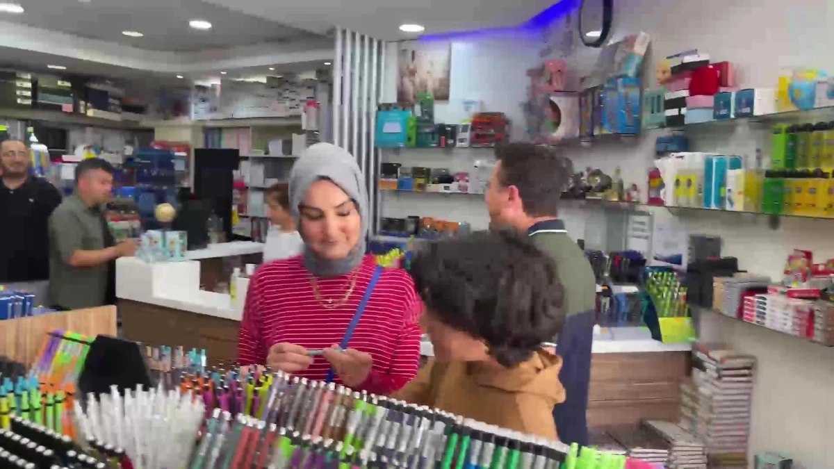 Ali Babacan, Eşi ve Oğluyla Birlikte Kırtasiye Alışverişine Çıktı